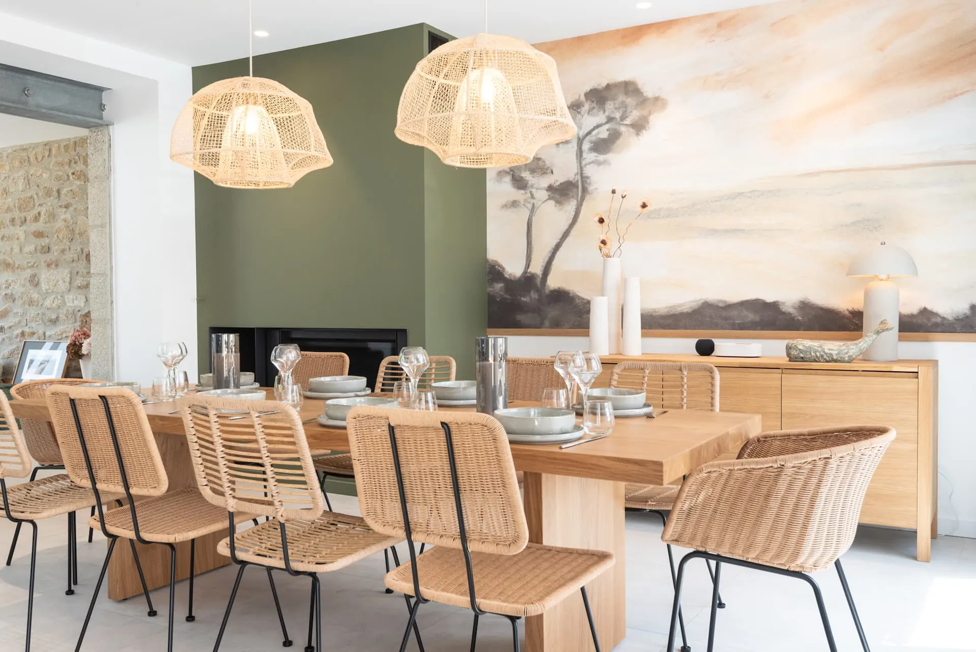 Esszimmer mit Eichentisch, Stühlen und Hängeleuchten aus Rattan, Panoramatapete