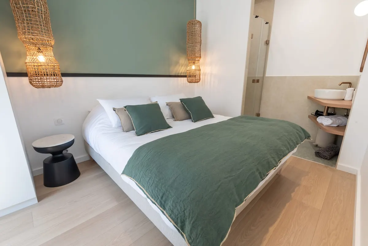 Locqueltas bedroom, 160 cm queen bed