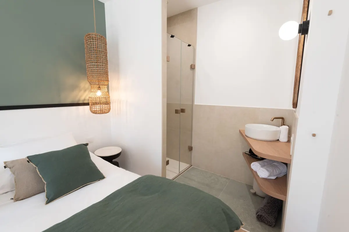 Locqueltas bedroom and en-suite bathroom