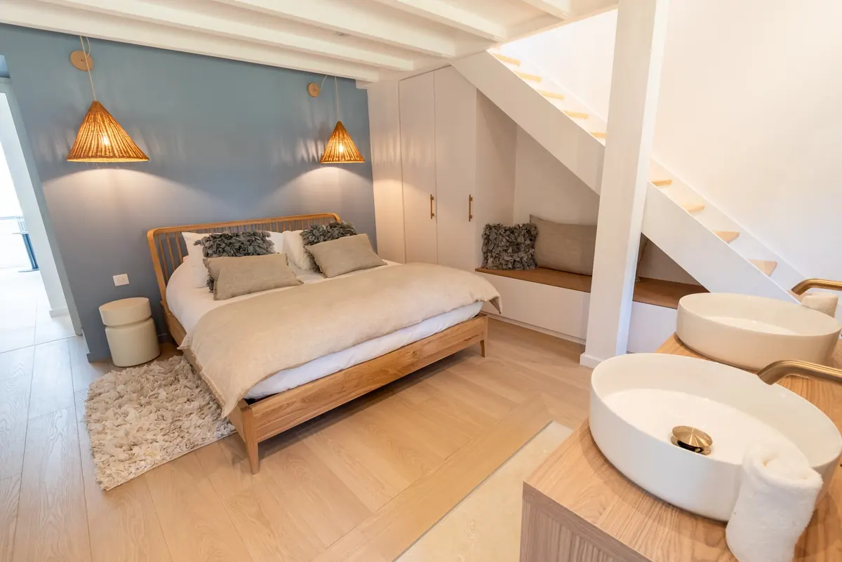 Toulhars suite, queen bed and basin