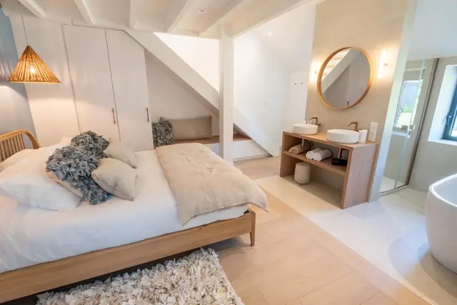 Queen-Bett der Suite Toulhars und runder Spiegel