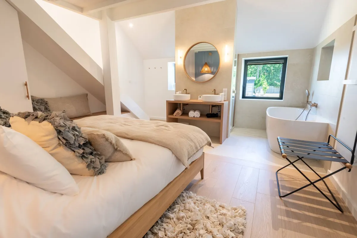 Toulhars suite with bathtub