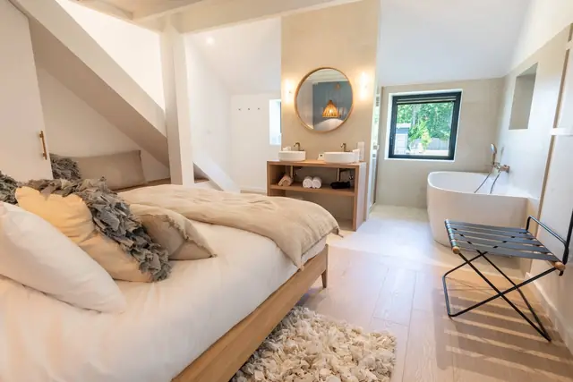 Suite Toulhars mit Bett und Badewanne