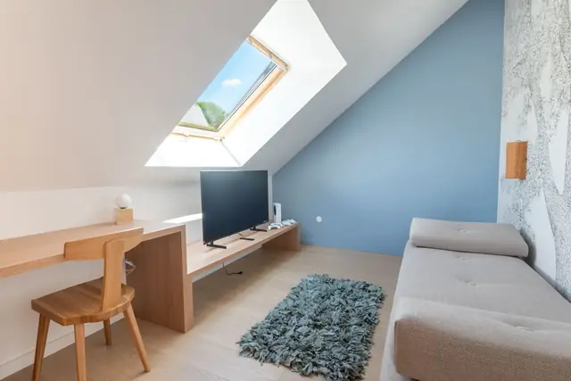 Ruhiger Schreibtisch unter dem Dachfenster, auf der Mezzanine der Suite Toulhars
