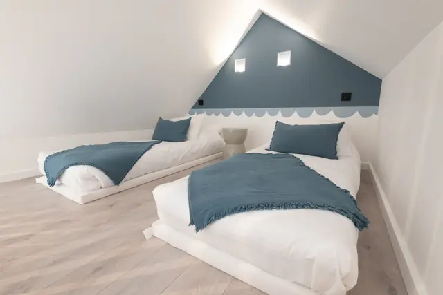 Mezzanine unter der Dachschräge mit zwei 90-cm-Betten für die Kinder