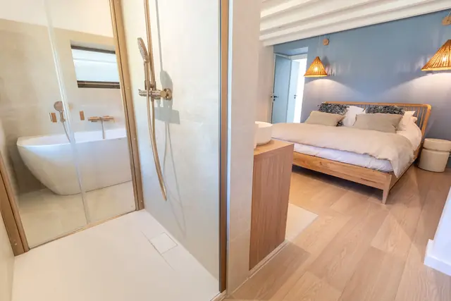 Bad der Suite Toulhars mit Badewanne und Dusche