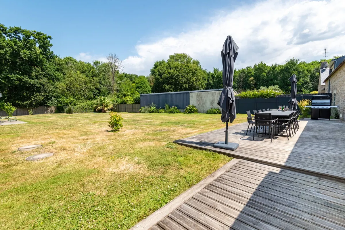 Holzterrasse und großer Rasengarten